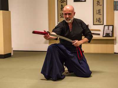 ...unico insegnante di estrazione della spada giapponese di Bari, che da otto anni � attivo nella palestra Waka Ki Dojo di viale Einaudi